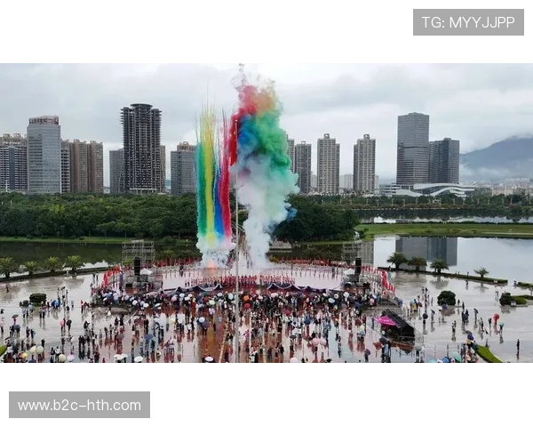 玉溪主场雨中谢幕,球员绕场致谢球迷