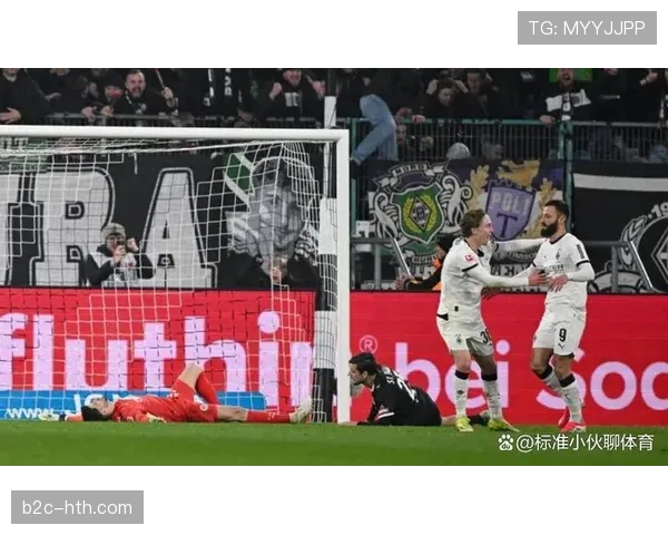 暖心一幕,门兴球迷向对手门将卡斯蒂尔斯抛出玩偶致敬其康复 暖心一幕,门兴球迷向对手门将卡斯蒂尔斯抛出玩偶致敬其康复